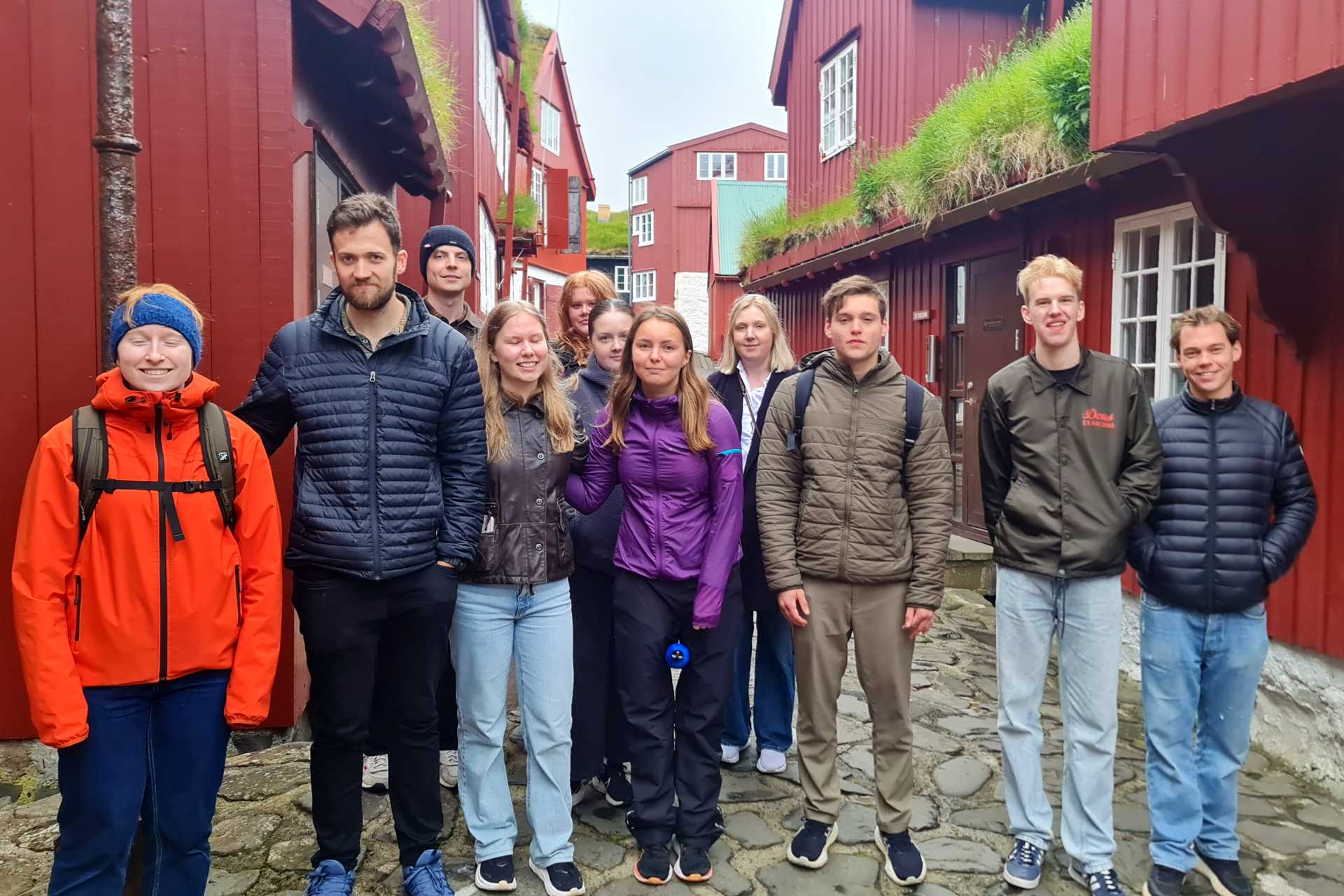 Nordiska ungdomar utanför entrén Tinganes, Tórshavn