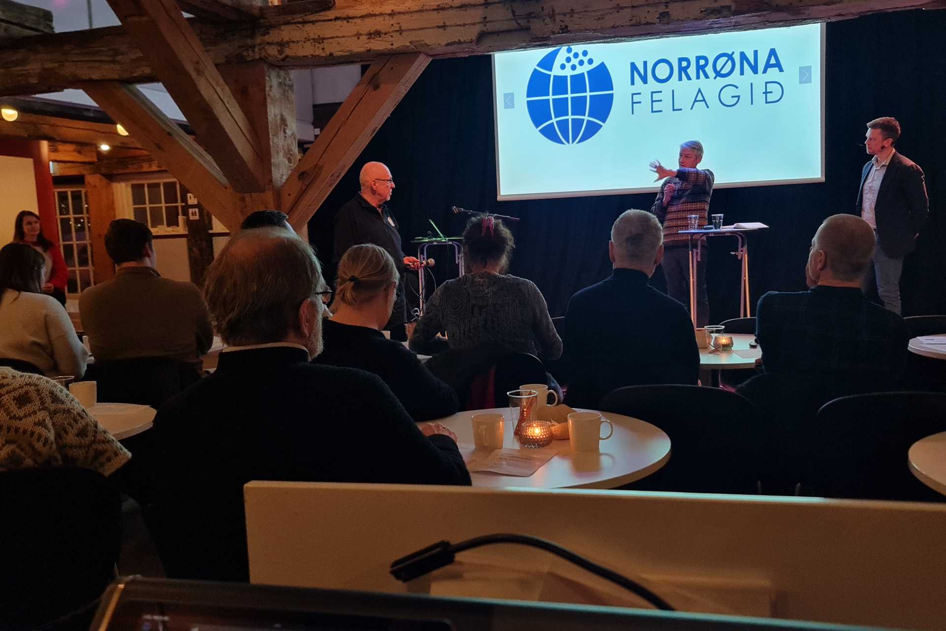 Rógvi Olavsson, Høgni Hoydal standa og práta í Reinsaríið, Tórshavn